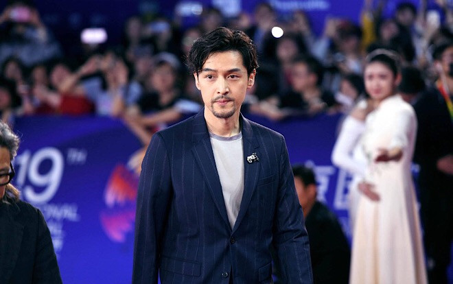 LHP Bắc Kinh 2019: Hồ Ca xuất hiện như một vị thần trên thảm đỏ, C-net nói gì? Ảnh 2