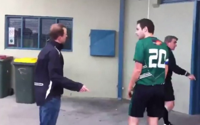 Ngày này năm xưa: Cầu thủ bị đuổi khỏi sân vì đeo khuyên ở… “chỗ kín” Ảnh 2