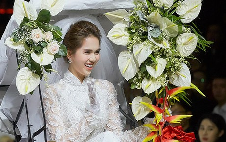 Ngọc Trinh mặc váy cô dâu, diễn màn trao nhẫn cưới trên sàn diễn Ảnh 2