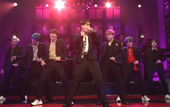 Bạn cần xem ngay: sân khấu live đầu tiên của 'Boy With Luv', BTS 'cực nhắng' và live cực ngọt! Ảnh 2