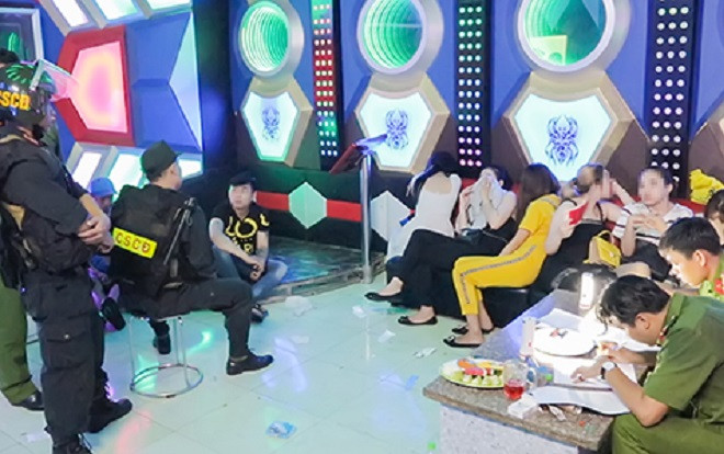 Vĩnh Long: Phát hiện 9 cô gái cùng nhiều thanh niên phê ma túy trong quán karaoke Ảnh 2