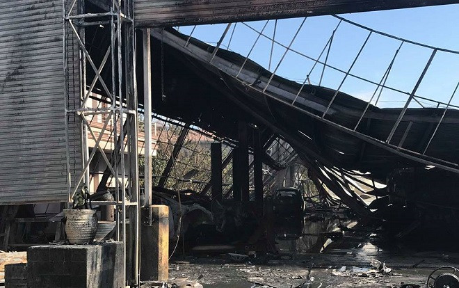 10 ô tô trong gara ở Sài Gòn bốc cháy dữ dội, khói đen bốc lên nghi ngút Ảnh 2