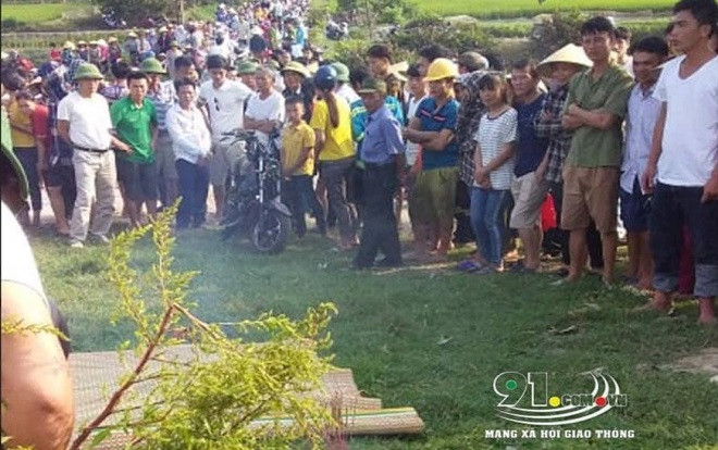 Xe tải chở máy xúc rơi giữa đường, đè 3 nữ sinh 15 tuổi thương vong Ảnh 2