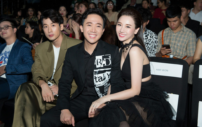 Vợ chồng Trấn Thành - Hari Won diện đồ trăm triệu, cắt xẻ tứ tung Ảnh 2