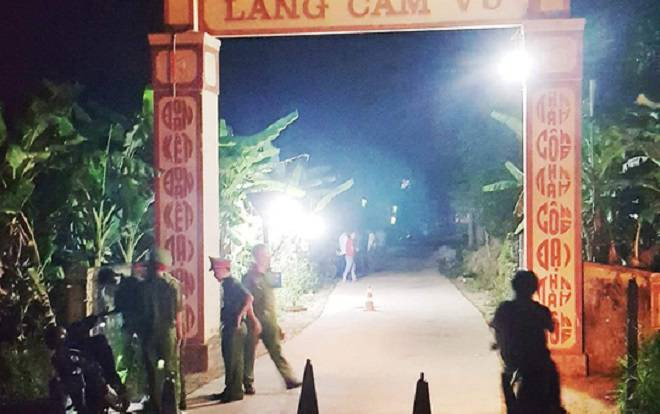 Mâu thuẫn trong tiệc tân gia, cầm dao đâm chết một người và chém chủ nhà trọng thương Ảnh 2