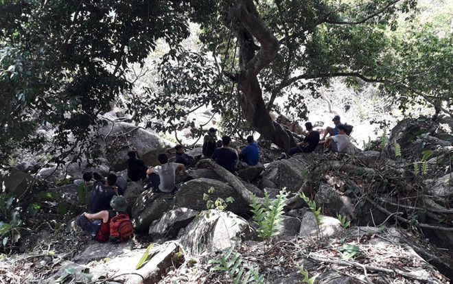 Công an Tây Ninh cứu kịp thời 2 thanh niên bị ong đốt trên núi Bà Đen Ảnh 2