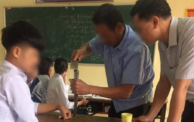 Chết cười với trò nghịch dại của tuổi 'ô mai': Đút tay vào lỗ bàn và cái kết… phải ngồi suốt 3 tiết chờ giải cứu Ảnh 2