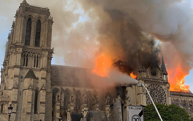 Nỗ lực cứu lấy Nhà thờ Đức Bà Paris (Pháp) 850 tuổi đang cháy lớn, chưa có thương vong được xác nhận Ảnh 2