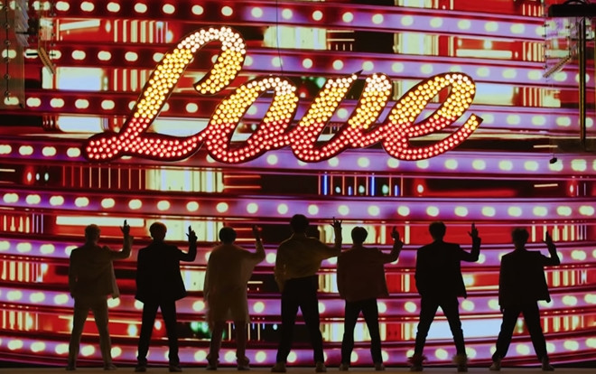 Fan phấn khích trước chi tiết thú vị từ MV 'Boy With Luv' (BTS): Chữ LOVE đảo ngược lại thành… ARMY Ảnh 2