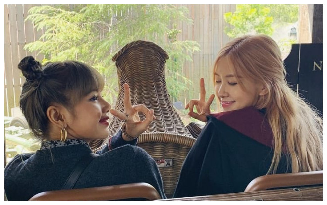 Róse-Lisa (BlackPink) lại khiến dân tình nhốn nháo khi mặc áo choàng Harry Potter Ảnh 2