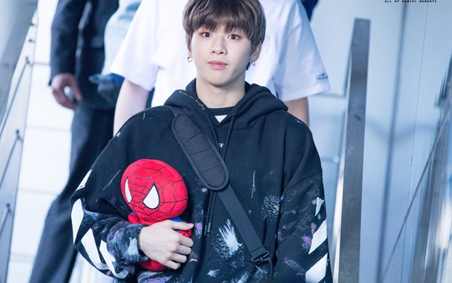 Fan 'không dám' nhận idol vì Kang Daniel (WANNA ONE) cứ biến hình thành Spider Man trước bàn dân thiên hạ! Ảnh 2
