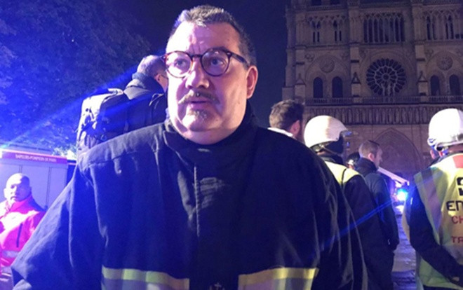 Người hùng xả thân cứu thánh tích vô giá khỏi nhà thờ Đức Bà Paris đang cháy Ảnh 2