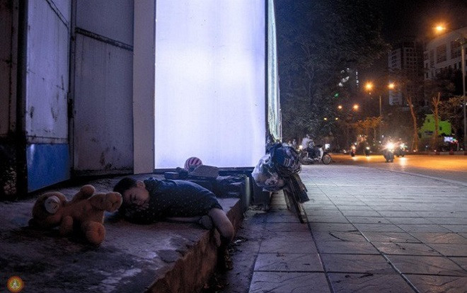 Ngã ngửa với sự thật bức ảnh bé trai 'say giấc nồng' bên vỉa hè khiến nhiều người rơi lệ xót thương Ảnh 2