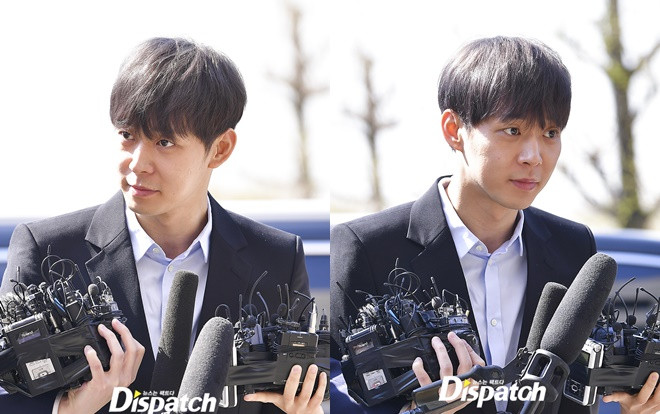 Park Yoochun xuất hiện nhợt nhạt khi tới trình diện tại đồn cảnh sát Ảnh 2