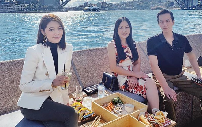 Ai cũng xuýt xoa khi Jolie Nguyễn khoe mẹ trẻ đẹp như chị gái Ảnh 2