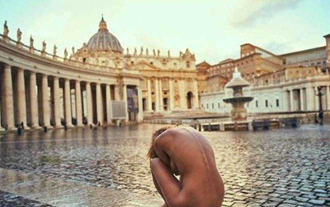 Người mẫu Playboy tai tiếng đăng ảnh khỏa thân nói về vụ cháy nhà thờ Đức Bà gây phẫn nộ Ảnh 2