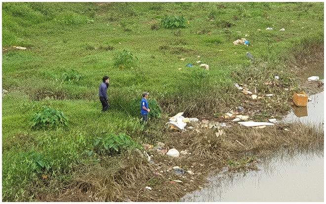 Người chồng trẻ bế con bất lực nhìn vợ dần chìm dưới dòng sông Ảnh 2