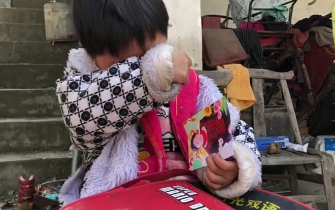 Chăm sóc bố bị u não một mình, bé gái 6 tuổi gây xúc động mạnh khi nói câu này Ảnh 2