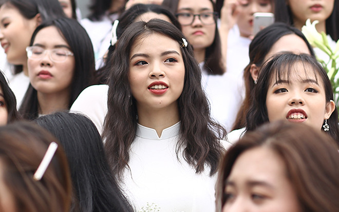 Nữ sinh trường Amsterdam xinh đẹp rạng rỡ trong ngày hội áo dài Ảnh 2