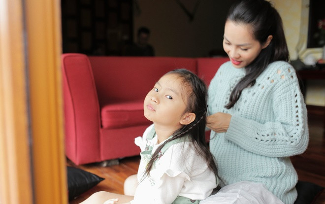 Con gái Hoàng Bách và câu hỏi ‘bá đạo’: Sao bố mẹ được tắm cùng nhau? Ảnh 2