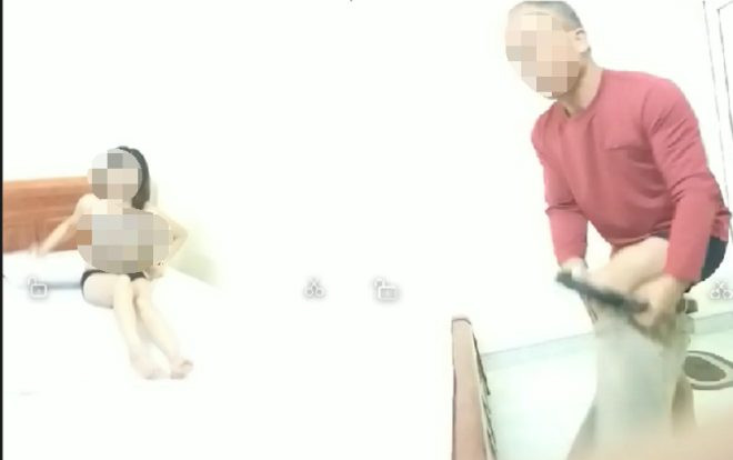 Thầy giáo cùng nữ đồng nghiệp khỏa thân trong nhà nghỉ: ‘Thấy tôi sốt, cô ấy bảo tôi cởi quần áo để ôm cho khỏi rét’ Ảnh 2