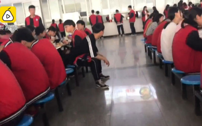 Ngăn cấm tình yêu học đường, nhà trường bắt nam nữ ăn riêng gây tranh cãi Ảnh 2