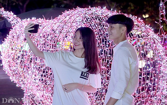 ẢNH: Biến khuôn viên 5.000 m2 thành khu vườn rực rỡ sắc màu Ảnh 2