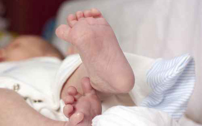 Người cha vứt con trai mới sinh bên vệ đường, lý do phía sau càng phẫn nộ hơn Ảnh 2