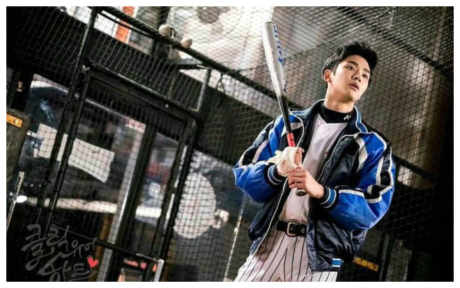 6 idol nam Kpop đẹp 'lồng lộng' trên sân bóng nên fan ví von là 'chàng tiên bóng chày' Ảnh 2