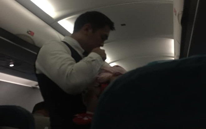 Nam tiếp viên hàng không ra tay 'giải cứu' bà mẹ bỉm sữa khiến 'cả thế giới' trầm trồ Ảnh 2