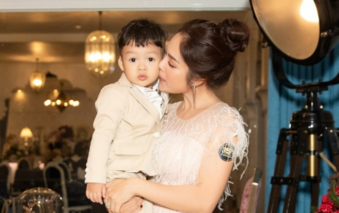 Gạt bỏ nỗi buồn tình cảm sau li hôn, Dương Cẩm Lynh xuất hiện rạng rỡ cùng con trai Ảnh 2