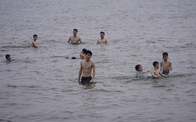 Nắng nóng đầu mùa lên đến 37 độ C, người Hà Nội cùng thú cưng đổ ra hồ tắm giải nhiệt Ảnh 2