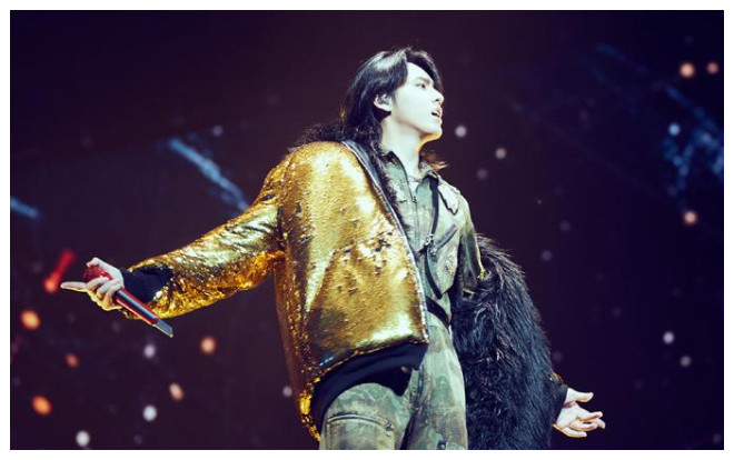 Choáng ngợp vì thời trang cực chất của Ngô Diệc Phàm trong đêm concert đầu tiên Ảnh 2