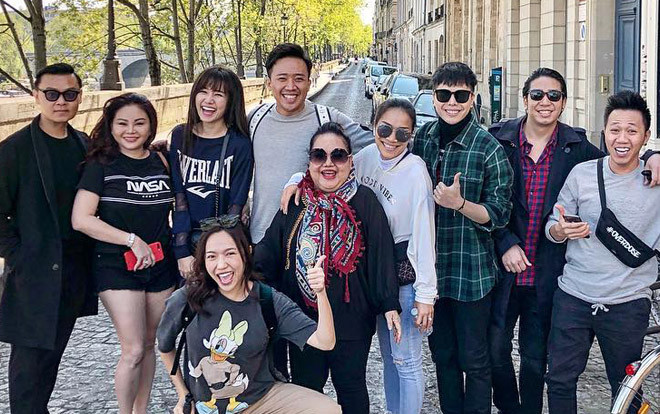 Hiếm khi bắt gặp dàn sao ‘nhiều thế hệ’ cùng hội ngộ trong một bức hình vui vẻ đến thế này! Ảnh 2