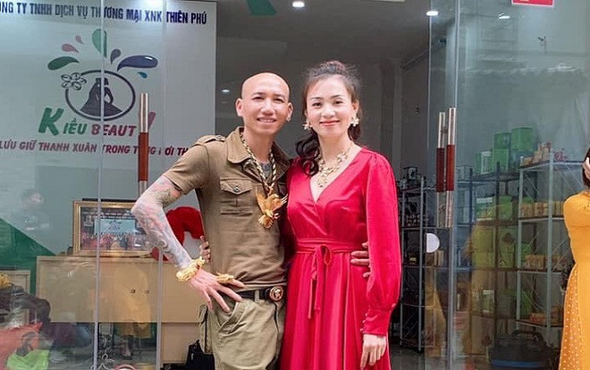 Vợ chồng 'ca sĩ' Phú Lê bị điều tra vì bán hàng không giấy phép rồi quảng cáo là thuốc đặc trị Ảnh 2