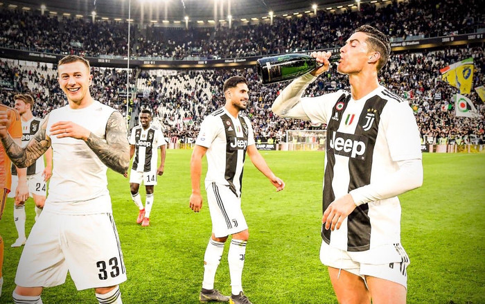 Uống rượu mừng Juventus vô địch, Ronaldo bị 'ném đá' dữ dội Ảnh 2