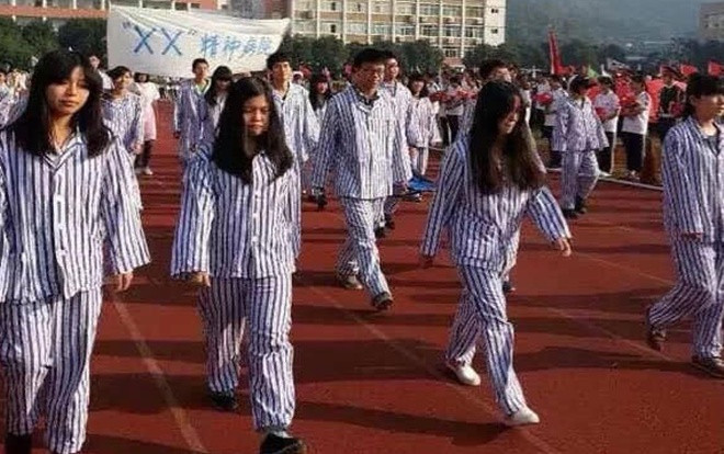 Cười bò với đại hội thể thao phong cách trường Y: Xe cứu thương 'nhảy múa', 'xác ướp' cũng lên sân Ảnh 2