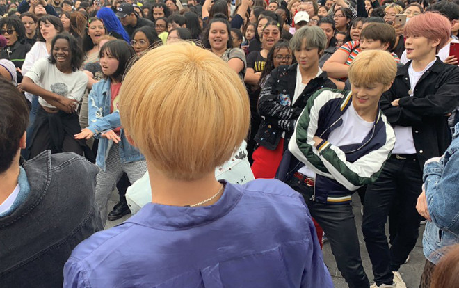 Vừa được fan Mỹ tặng dưa hấu, NCT 127 liền 'làm loạn' tại chốn đông người mặc kệ hình tượng cá nhân! Ảnh 2