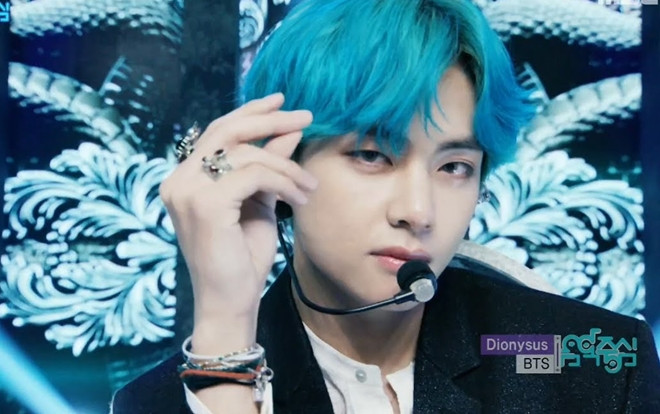 V (BTS) gặp chấn thương lúc ghi hình biểu diễn: Fan lo lắng như 'ngồi trên đống lửa' Ảnh 2