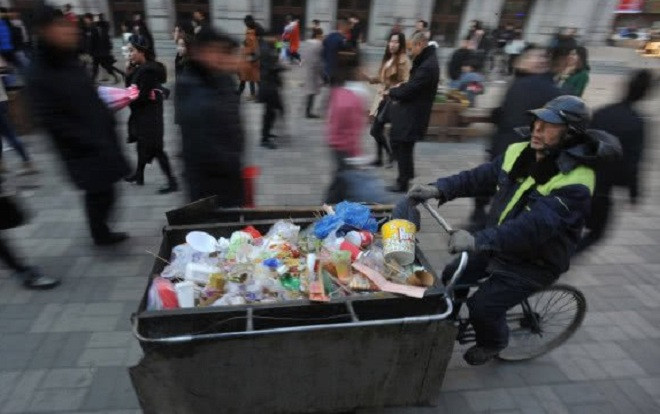 Xúc động người lao công ăn mỳ luộc, tích cóp từng đồng quyên góp cho trẻ em nghèo suốt 30 năm Ảnh 2