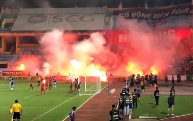 CĐV Hải Phòng liên tục ném pháo sáng, Quang Hải, Đình Trọng… thở dài Ảnh 2