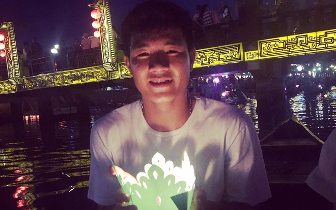 Hà Đức Chinh hạnh phúc cùng bạn gái ở cầu tình yêu Đà Nẵng Ảnh 2