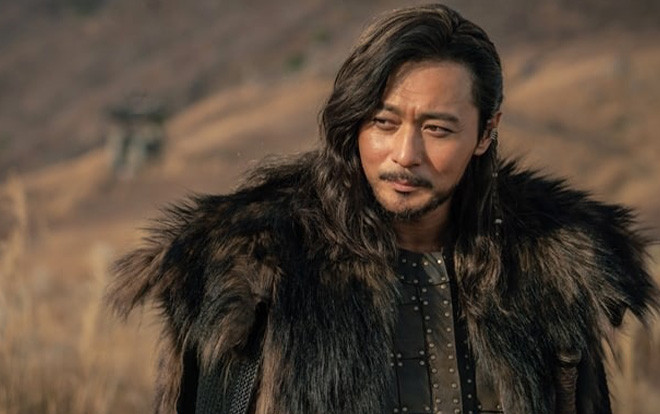 Tạo hình mãnh tướng của Jang Dong Gun trong bom tấn cổ trang Hàn Quốc 'Arthdal Chronicles' Ảnh 2