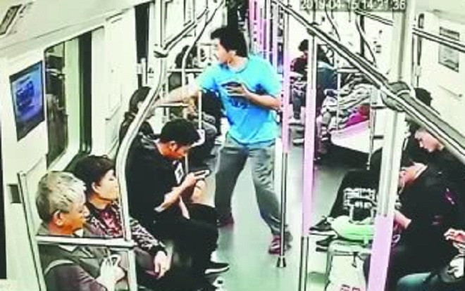 Làm quen không được, người đàn ông đấm vào mặt cô gái ngay trên tàu Ảnh 2