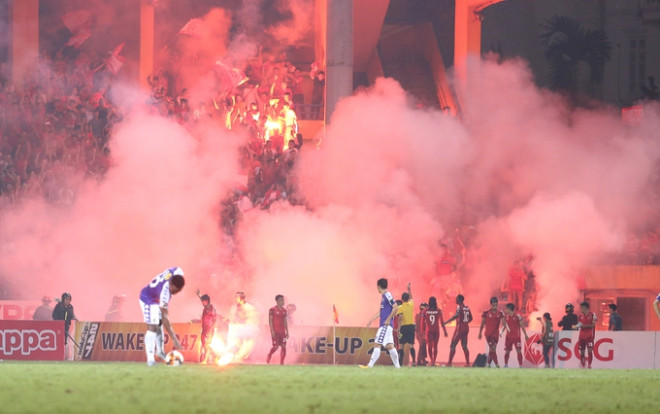 Đốt pháo sáng trên sân bóng và những hiểm họa kinh hoàng Ảnh 2