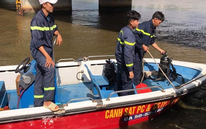 Để lại xe máy trên cầu rồi đi ‘chơi’, thanh niên Sài Gòn khiến hàng chục cảnh sát lặn tìm Ảnh 2