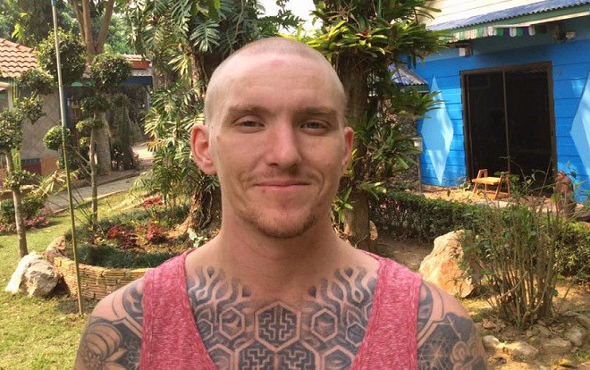 Cố gắng trả lại đồ cho người đánh rơi, du khách Anh bị cạo trọc đầu, giam giữ tại Thái Lan Ảnh 2