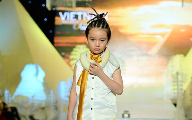 Mẫu nhí quấn trăn bạch tạng trên cổ, lướt ván trượt trình diễn thời trang cực ngầu Ảnh 2