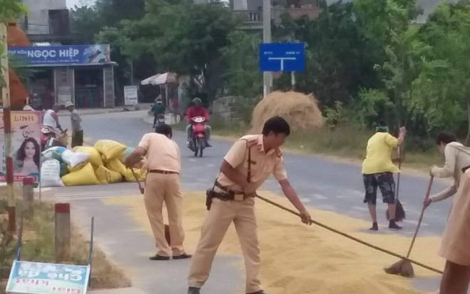 Cảnh sát giao thông Quảng Trị giúp bà con gom thóc trước cơn giông Ảnh 2