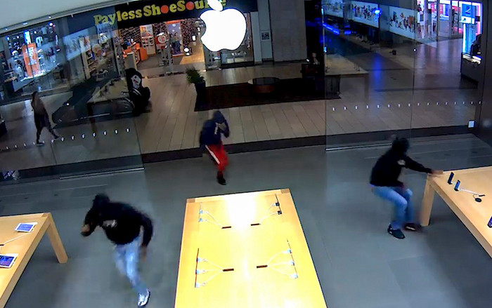 Apple bị kiện 1 tỷ đô vì nhầm lẫn một người vô tội với băng đảng trộm cửa hàng Apple Store Ảnh 2